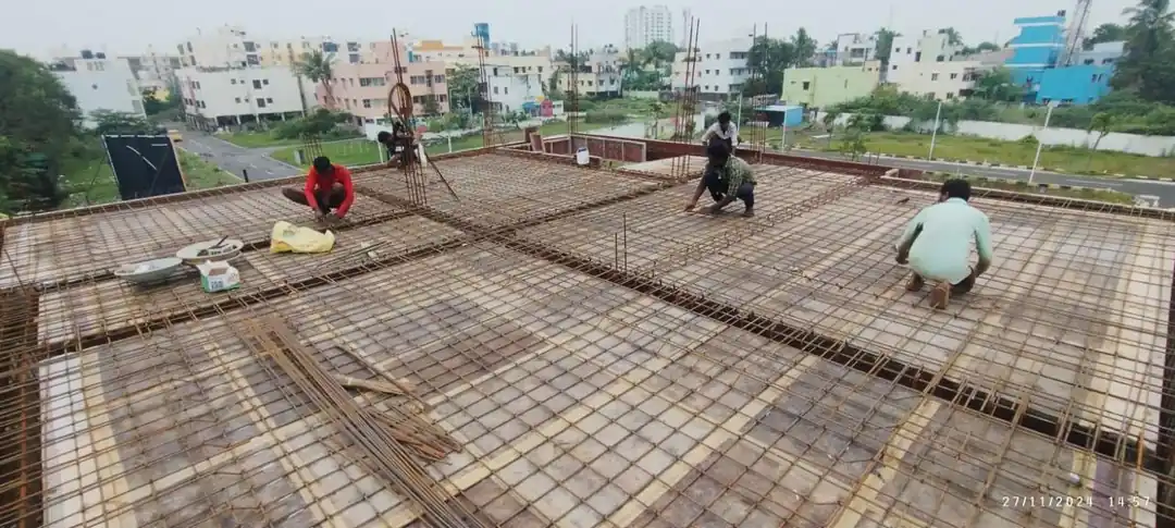 Roof-slab reinforcement being laid by the crew, Thuraipakkam site